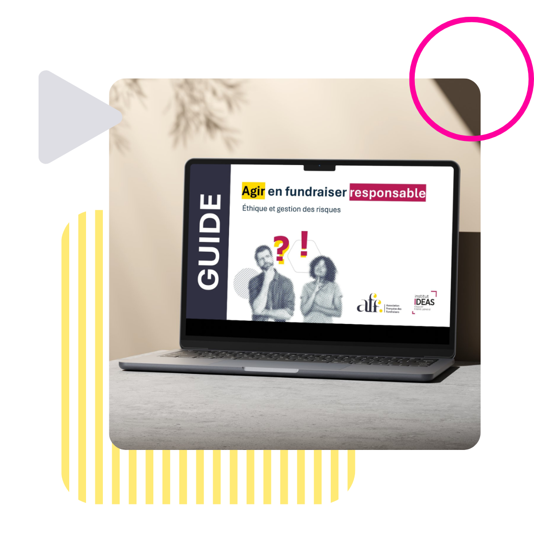 Ordinateur posé sur une table affichant le guide 