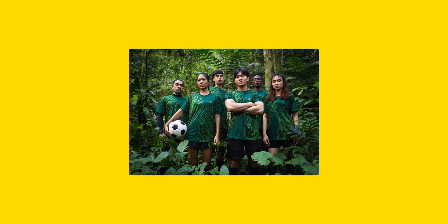 Joueurs de football dans un environnement forestier, illustrant le lien entre sport, sensibilisation environnementale et développement durable.